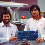 APPLE 50 TAHUN: DARI GARASI KE RP 67.000 TRILIUN, RAHASIA KERAJAAN TEKNOLOGI DUNIA! 9 APPLE 50 TAHUN: DARI GARASI KE RP 67.000 TRILIUN, RAHASIA KERAJAAN TEKNOLOGI DUNIA!